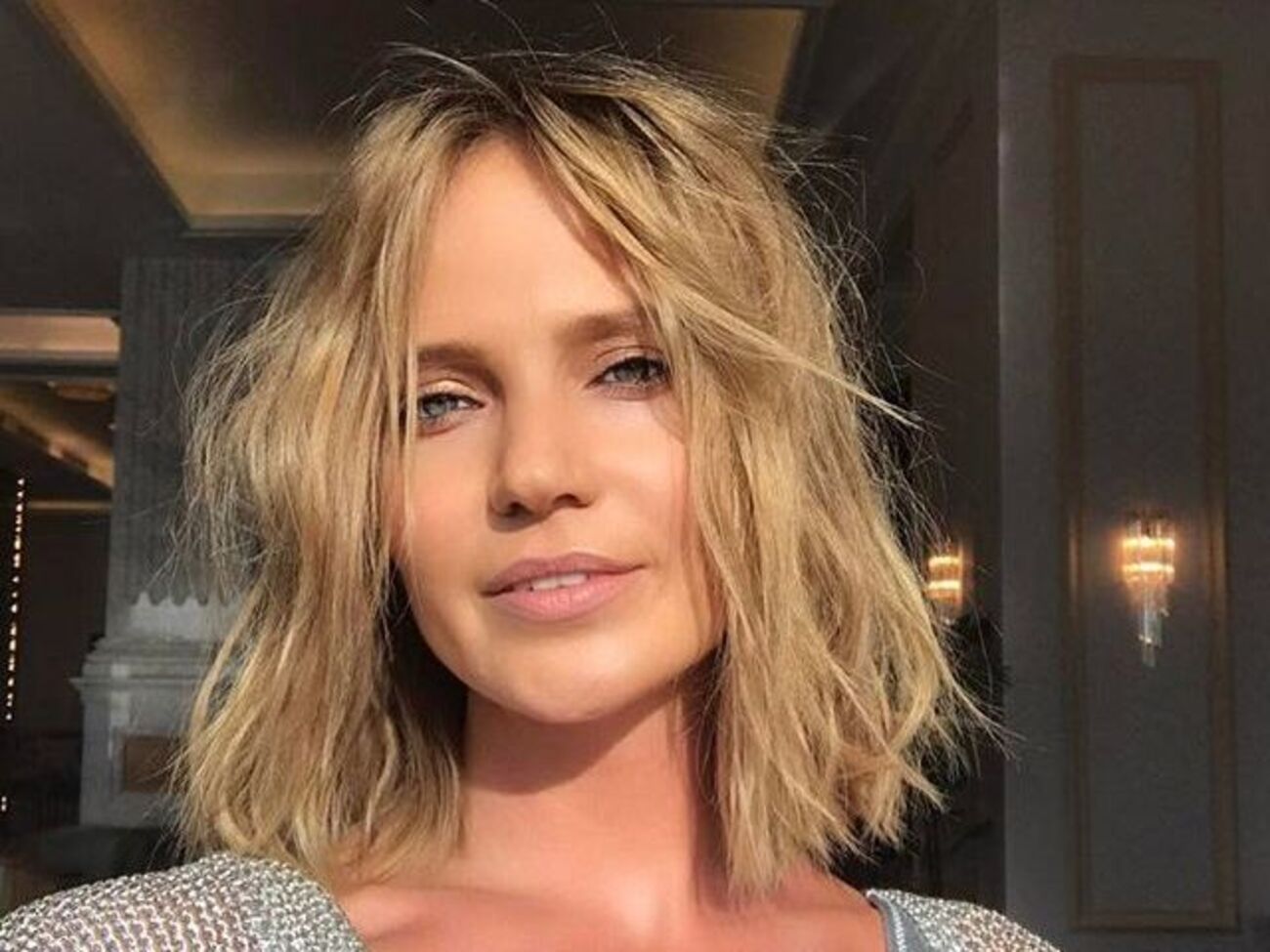 Глюк'оZа позировала на пляже