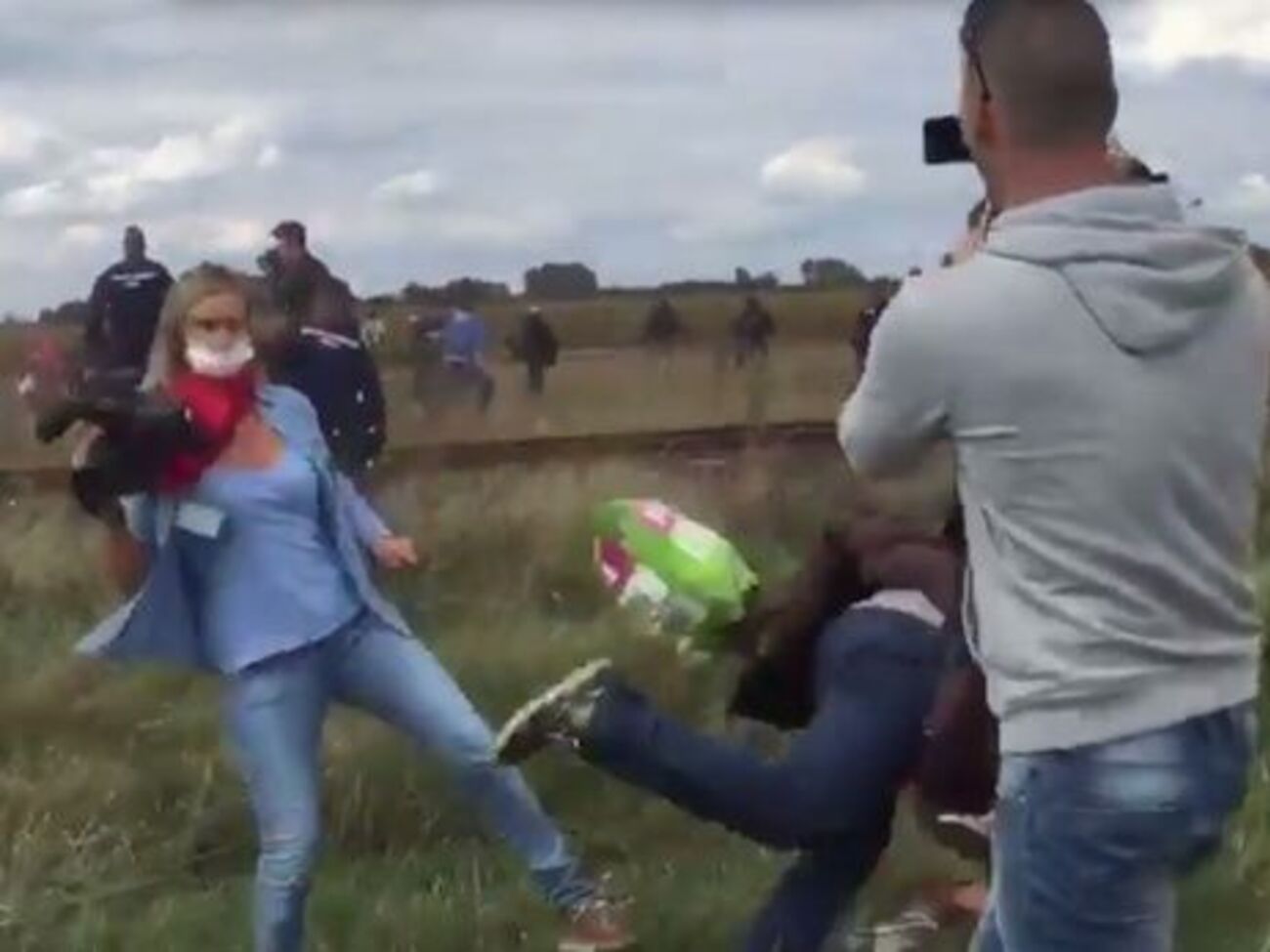 Ласло снимала на камеру, как мигранты прорвали коридор полиции возле лагеря в селе Роске