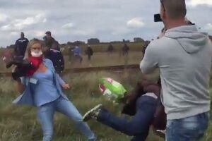 Ласло снимала на камеру, как мигранты прорвали коридор полиции возле лагеря в селе Роске