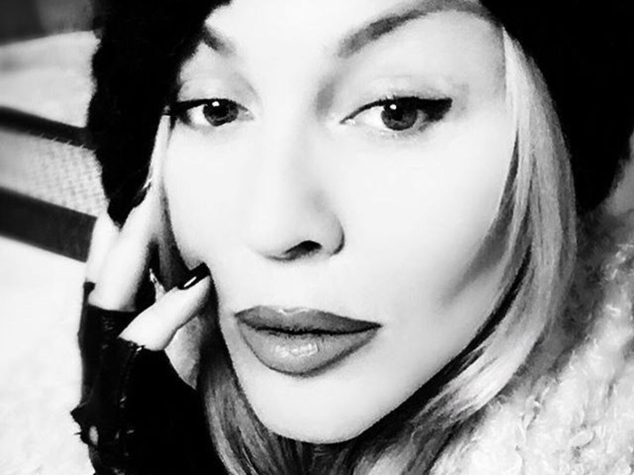 Билык примерила блузу с принтом иконы на ней