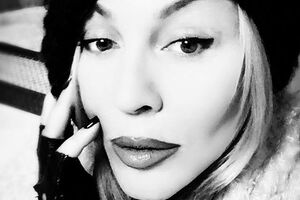 Билык примерила блузу с принтом иконы на ней