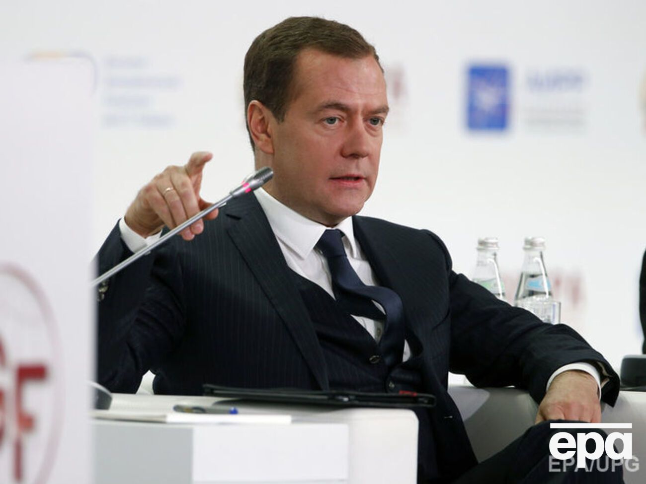Медведев пообещал журналистам "лайки" от правительства