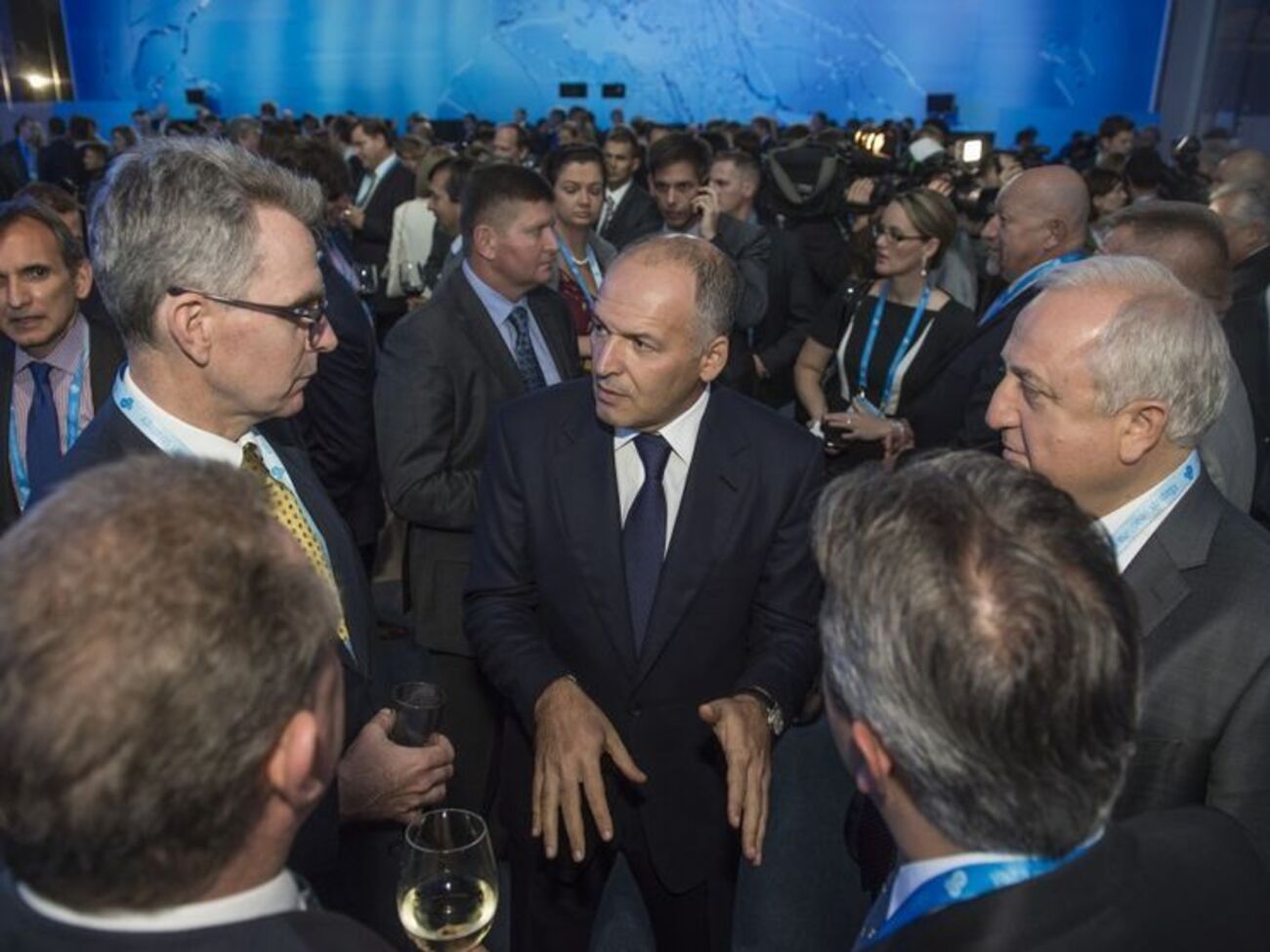 Пинчук (в центре) уверен, что Запад в "моральном долгу" перед Украиной