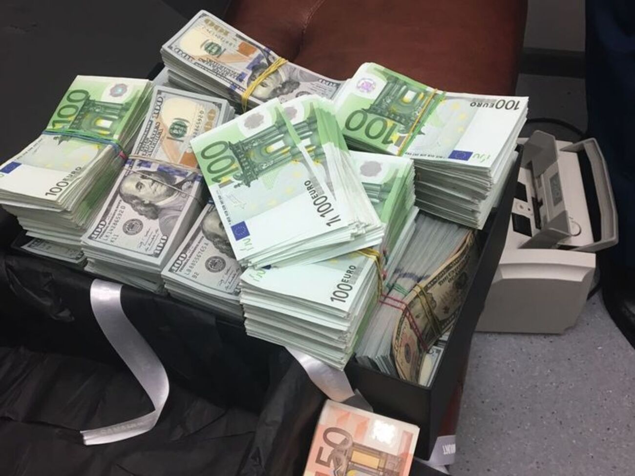 В чемодане итальянки нашли около $1 млн наличными
