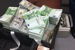В чемодане итальянки нашли около $1 млн наличными