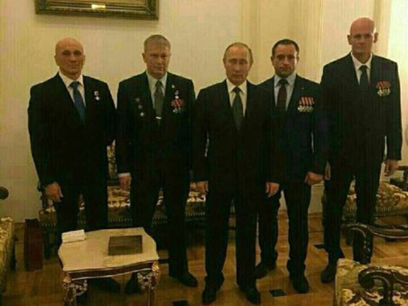 Глава компании "Вагнер" (крайний справа) сфотографировался с Путиным предположительно 9 декабря