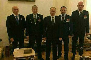 Глава компании "Вагнер" (крайний справа) сфотографировался с Путиным предположительно 9 декабря