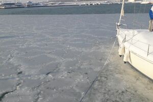 В болгарском Бургасе Черное море покрылось льдом