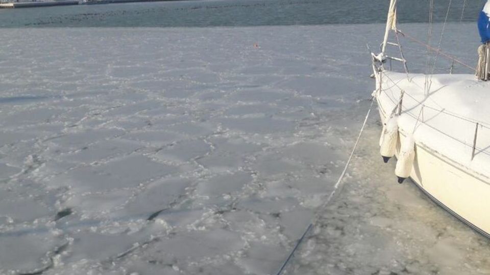 В болгарском Бургасе Черное море покрылось льдом