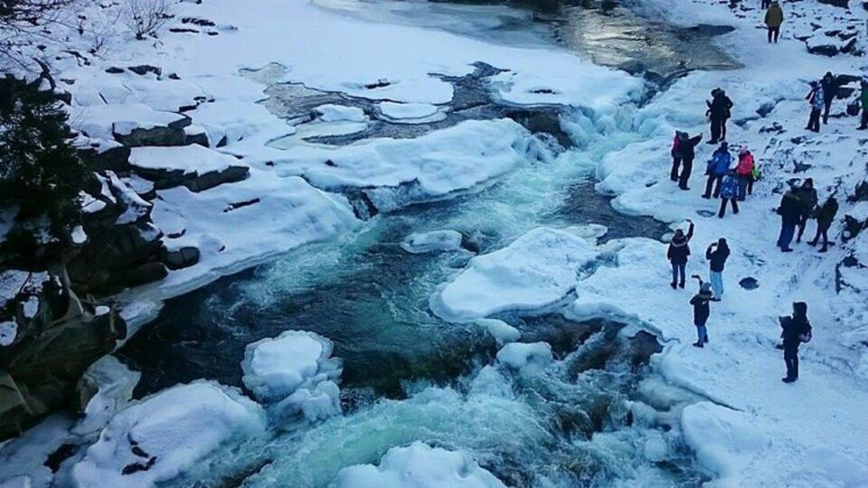 Яремчанский каскадный водопад покрылся льдом