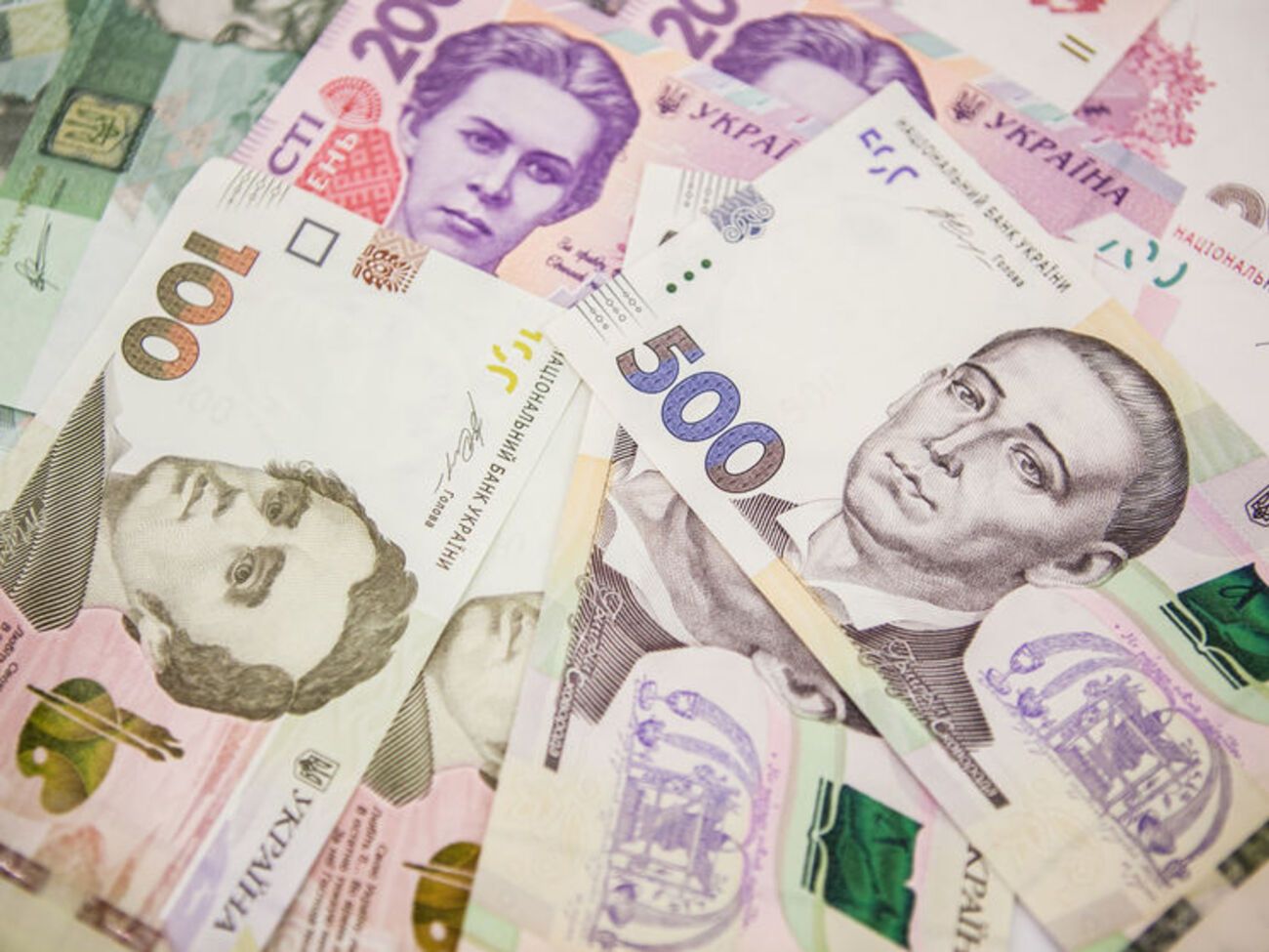 Падение гривны в НБУ объясняют сезонными факторами