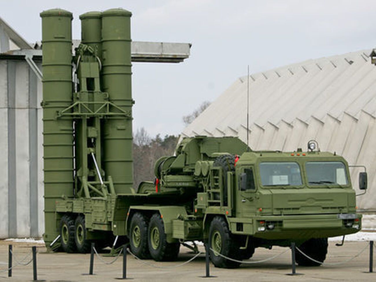 Комплекс&nbsp;С-400 "Триумф" &ndash; российская зенитная ракетная система большой и средней дальности