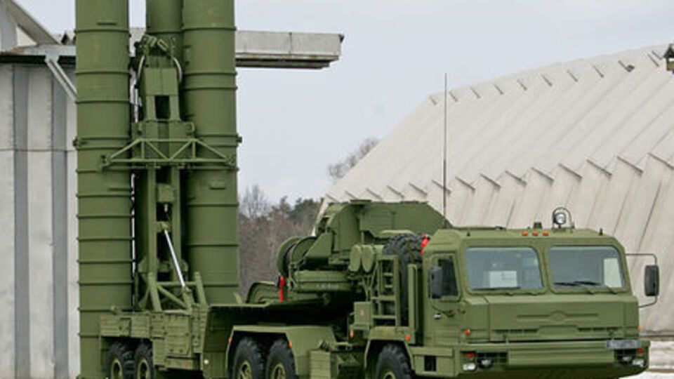 Комплекс С-400 "Триумф" – российская зенитная ракетная система большой и средней дальности