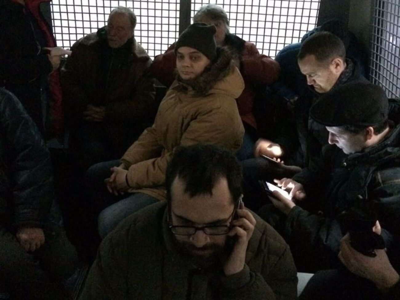 Для задержанных прибыло несколько автозаков