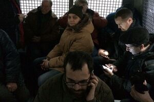 Для задержанных прибыло несколько автозаков