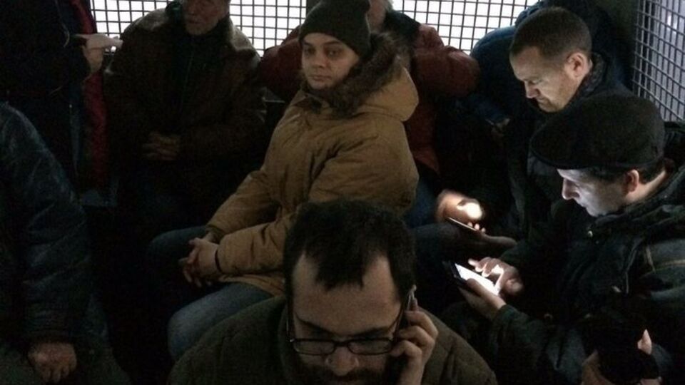 Для задержанных прибыло несколько автозаков
