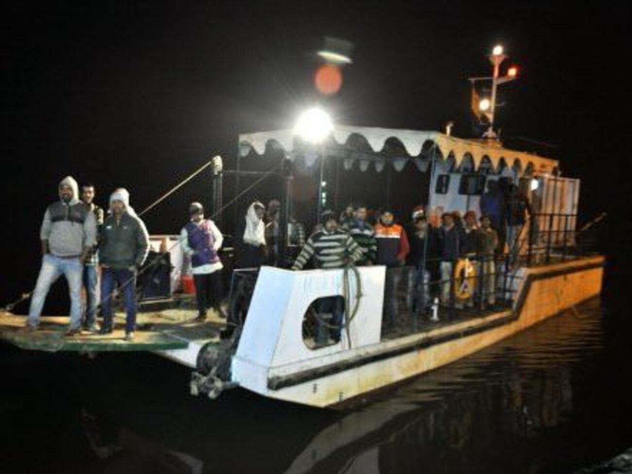 Из воды уже вытащили 20 тел погибших, еще один человек умер в больнице