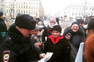 Актрису Людмилу Корниенко (на фото в центре) задержали