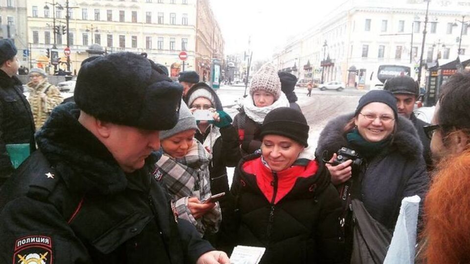 Актрису Людмилу Корниенко (на фото в центре) задержали