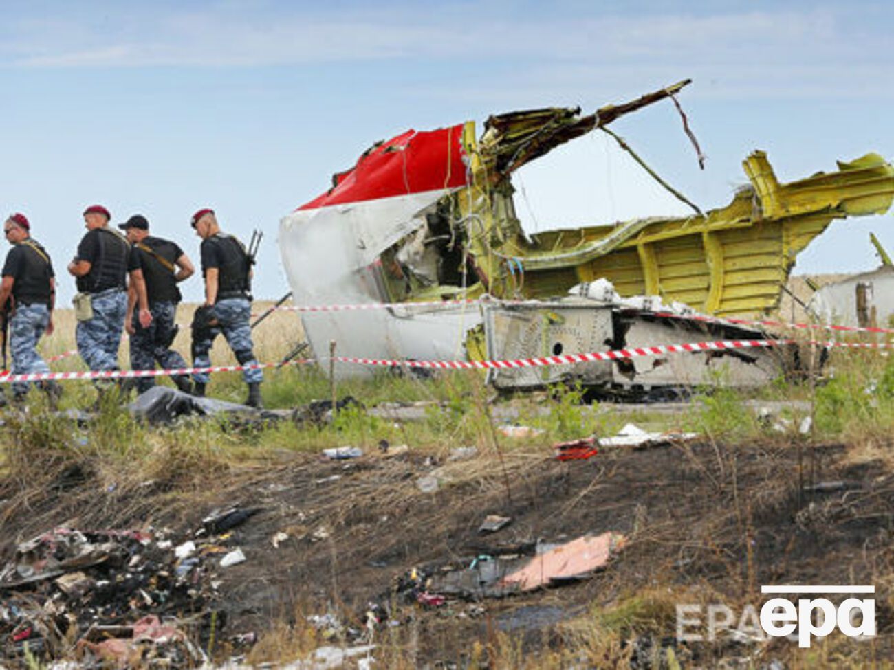 Родственники считают, что если голландский журналист смог обнаружить на месте крушения кость, значит, не все останки еще найдены