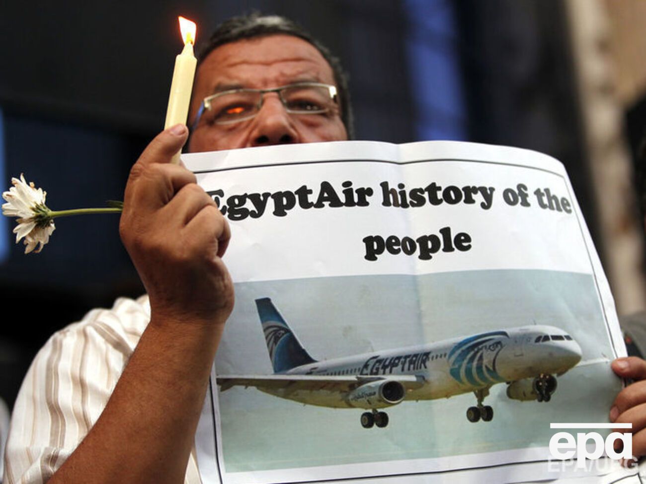 На борту лайнера находились 56 пассажиров и 10 членов экипажа