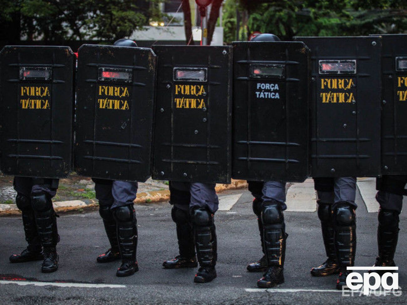 Полиция не может попасть в помещение тюрьмы