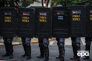 Полиция не может попасть в помещение тюрьмы
