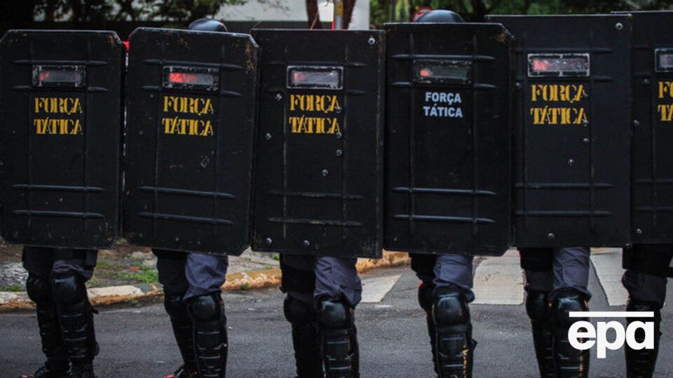 Полиция не может попасть в помещение тюрьмы