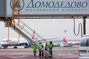Самолет столкнулся с погрузчиком в московском Домодедово