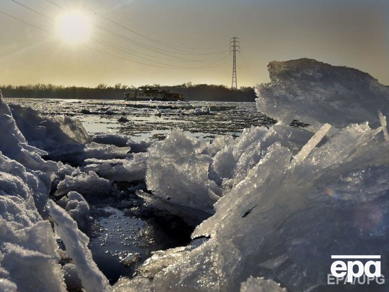 Реку Дунай заковал лед