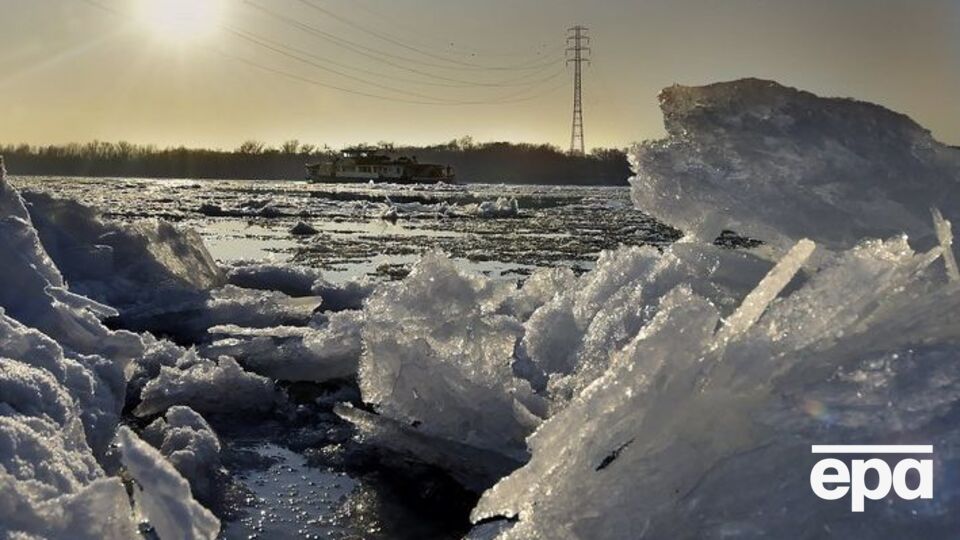 Реку Дунай заковал лед