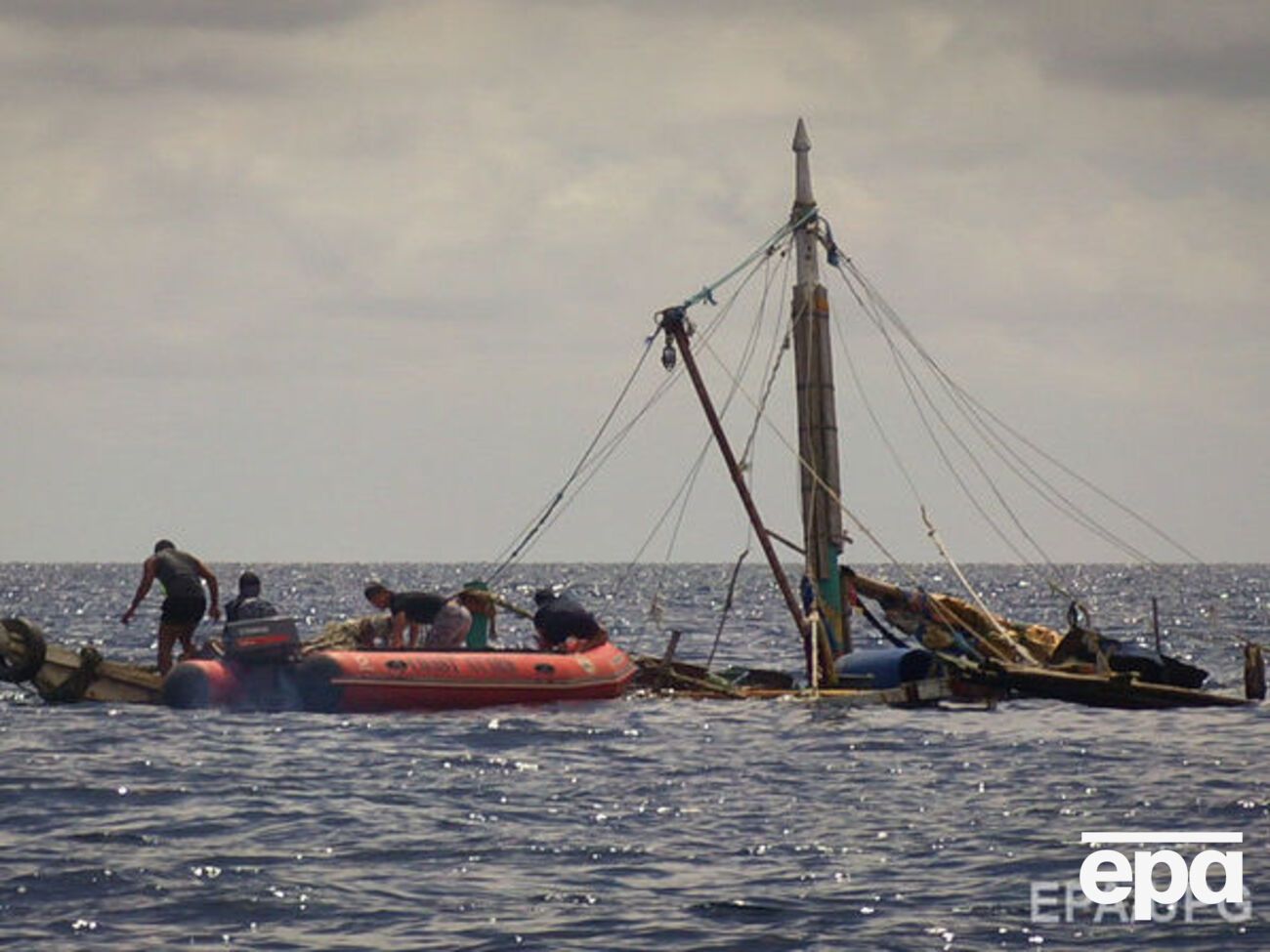 Лодка перевернулась у побережья Ливии