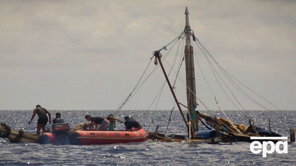 Лодка перевернулась у побережья Ливии