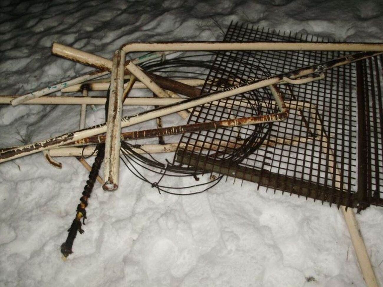 Трое украинцев пытались вывезти 80 кг металлолома из зоны отчуждения