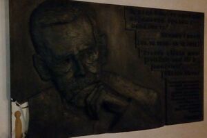 Неизвестные повредили нижнюю часть мемориальной таблицы Вацлава Гавела