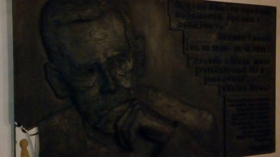 Неизвестные повредили нижнюю часть мемориальной таблицы Вацлава Гавела