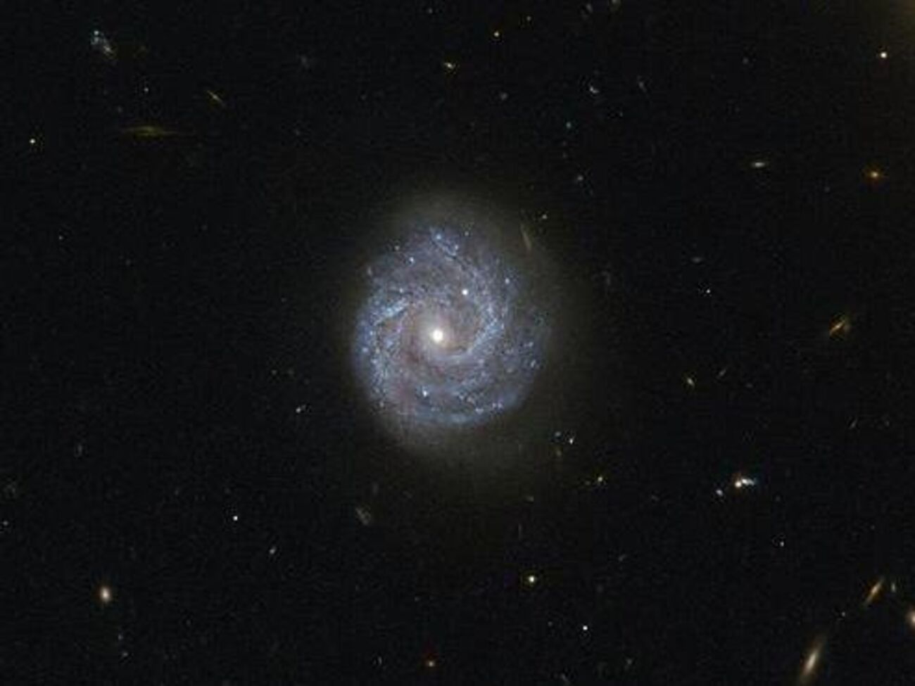 Hubble передал на Землю снимок необычной спиральной галактики