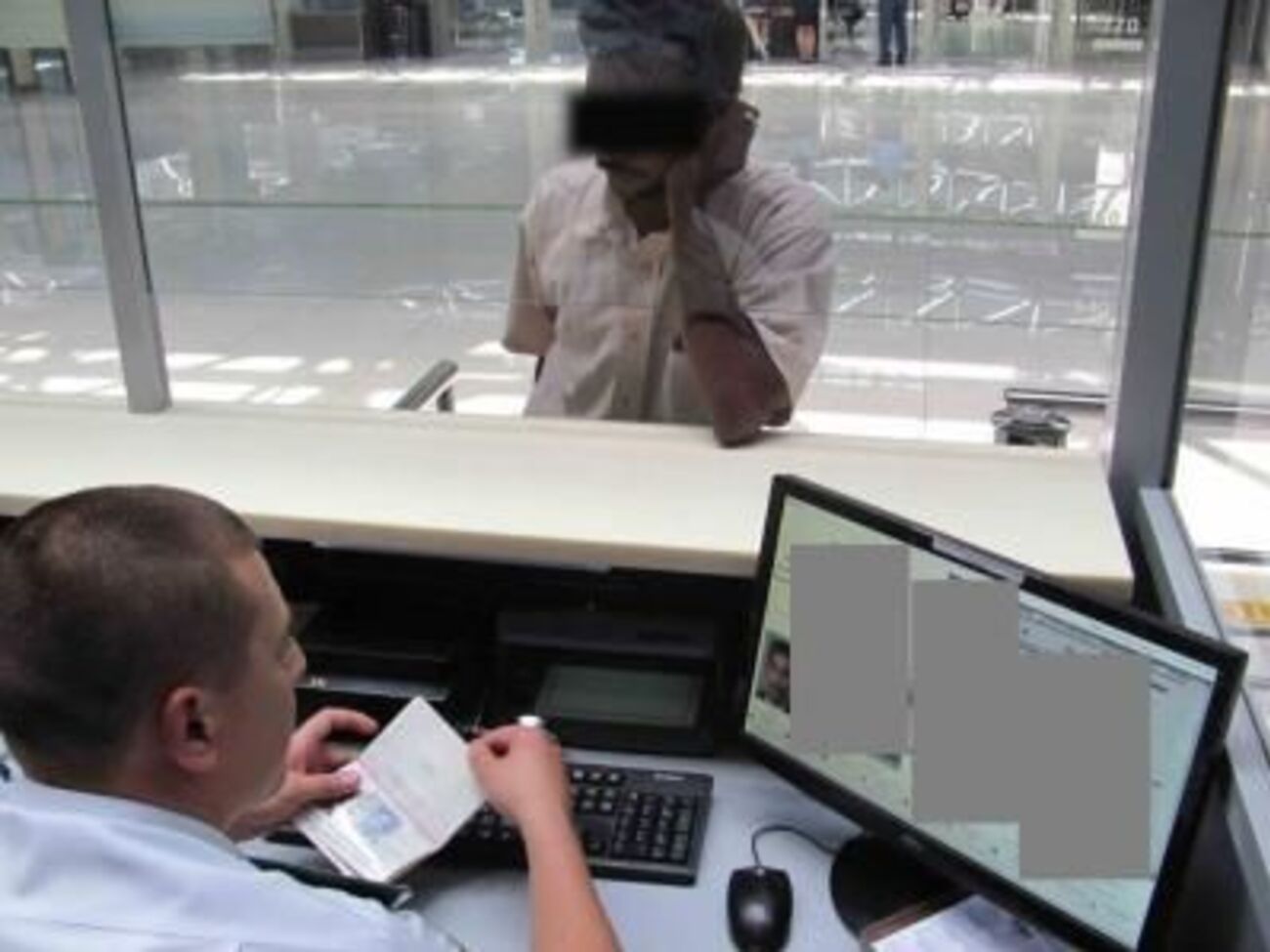 ГПСУ задержала двоих иностранцев с фальшивыми документами на проживание в Украине