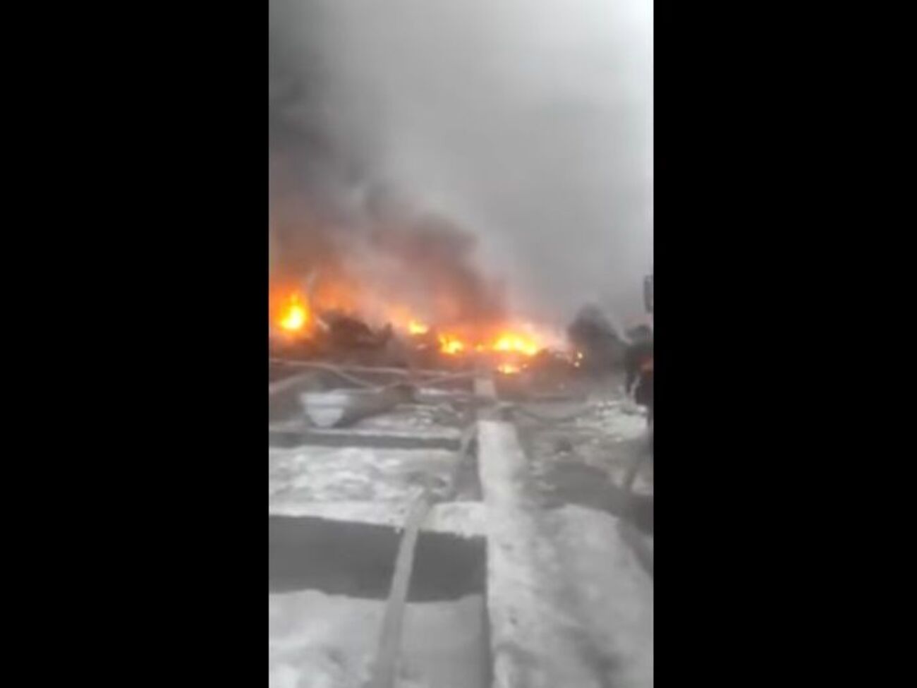 Самолет разрушил десятки домов