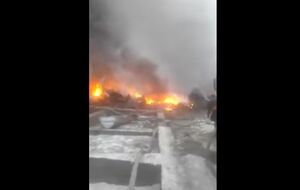Самолет разрушил десятки домов