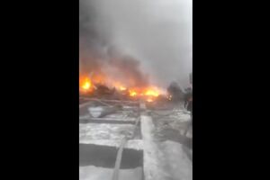 Самолет разрушил десятки домов