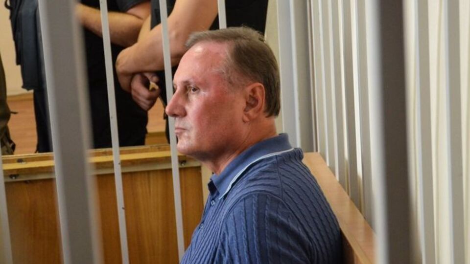 Ефремова доставили в здание Старобельского райсуда