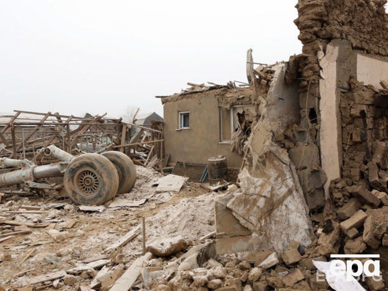 Турецкий грузовой самолет Boeing 747-400 упал на дачный поселок неподалеку от Бишкека