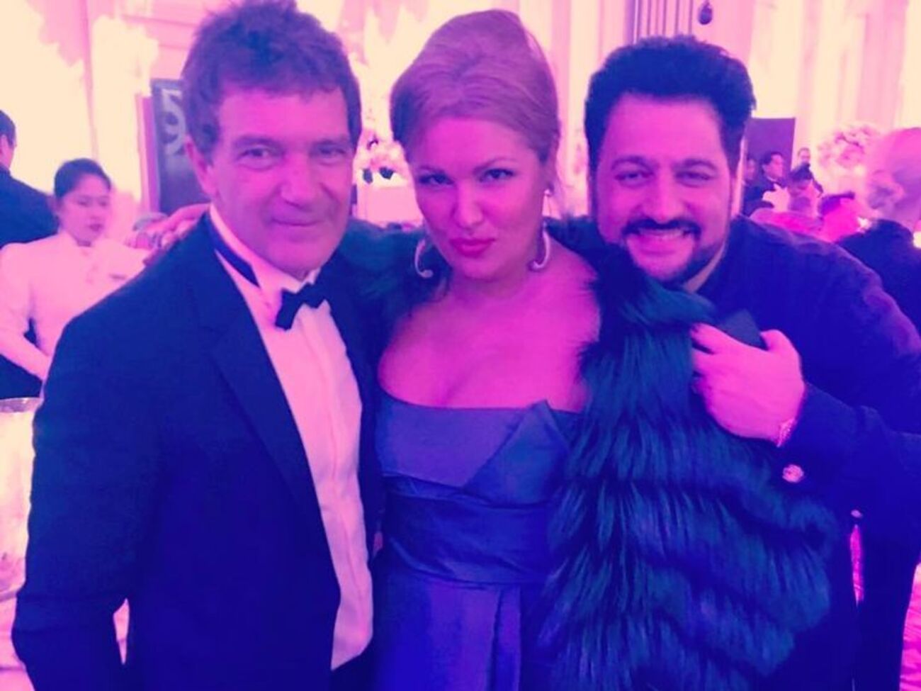 Бандерас, Нетребко, Эйвазов поздравляли Когана со свадьбой внучки