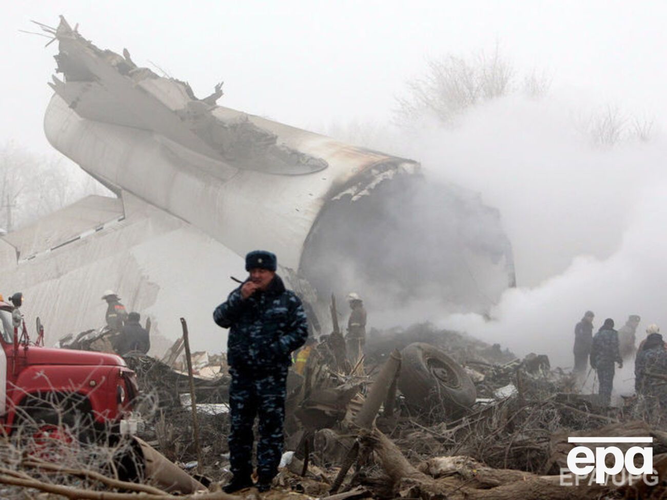 В результате катастрофы погибли члены экипажа самолета и местные жители