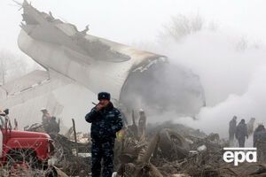 В результате катастрофы погибли члены экипажа самолета и местные жители