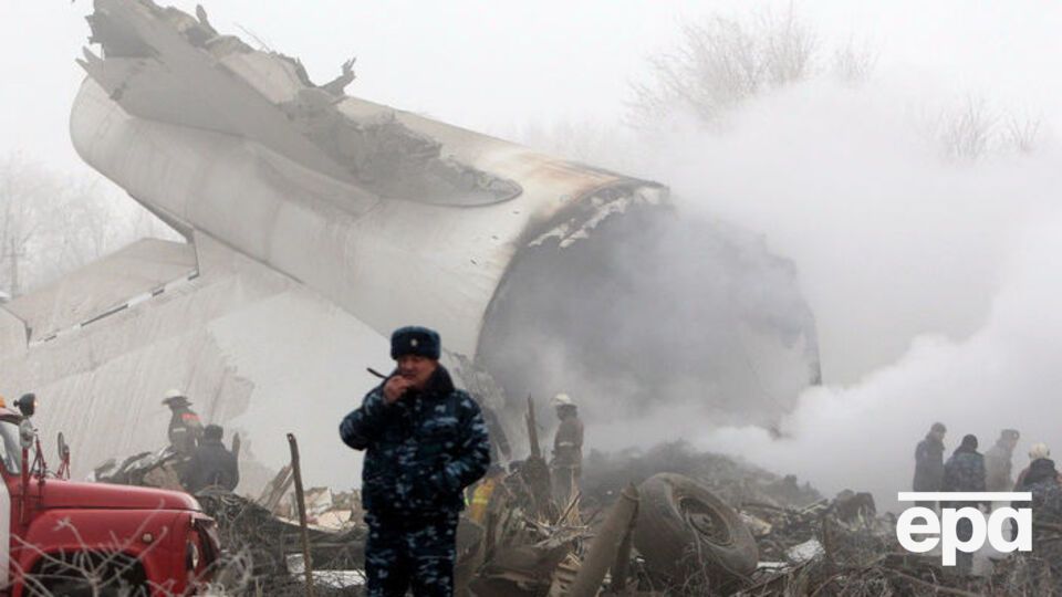 В результате катастрофы погибли члены экипажа самолета и местные жители