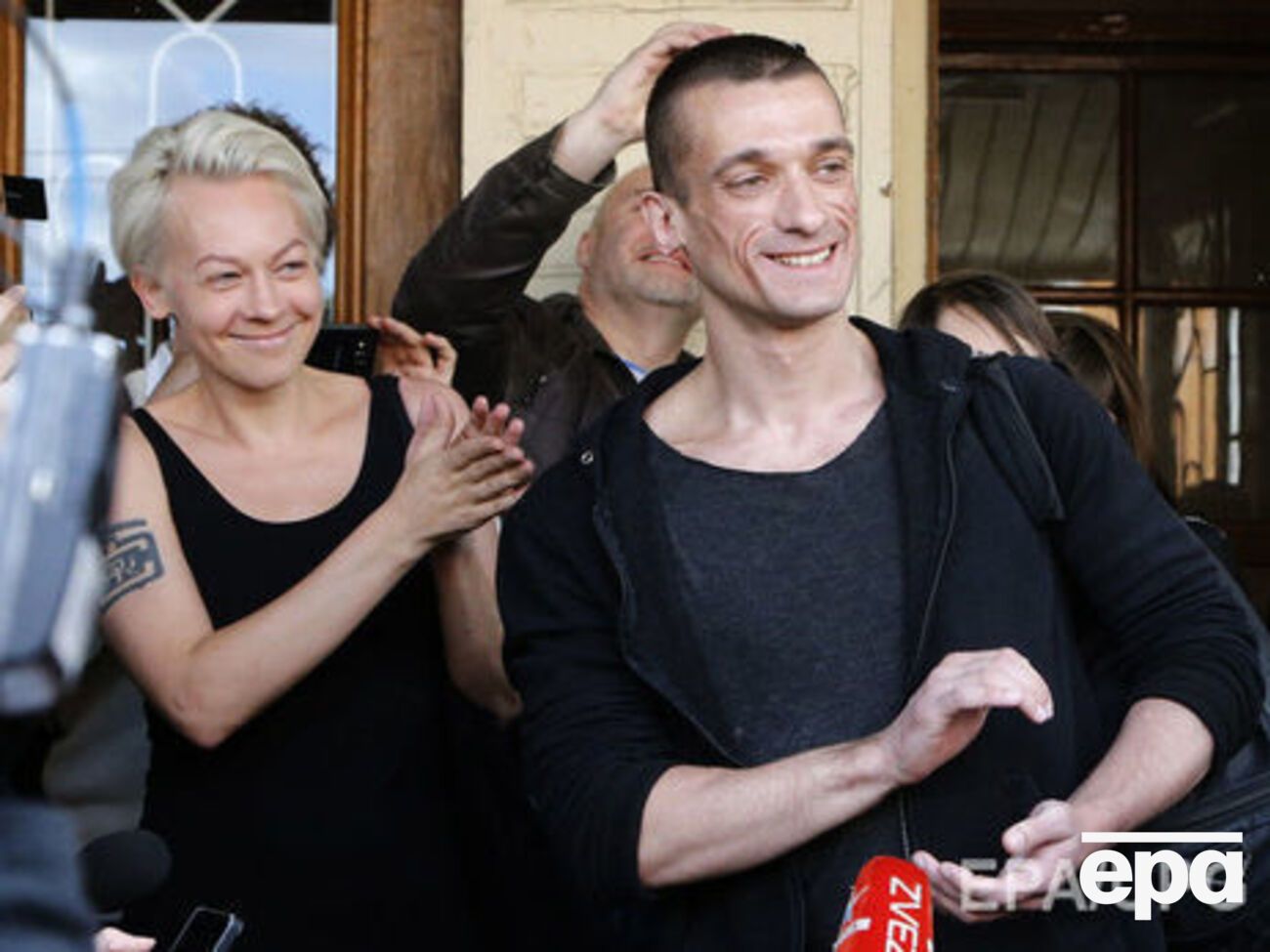 Шалыгина и Павленский уехали во Францию через Беларусь и Украину