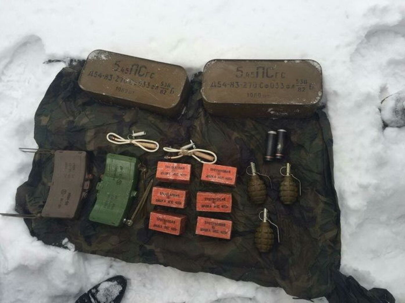 Содержимое тайника, обнаруженного СБУ