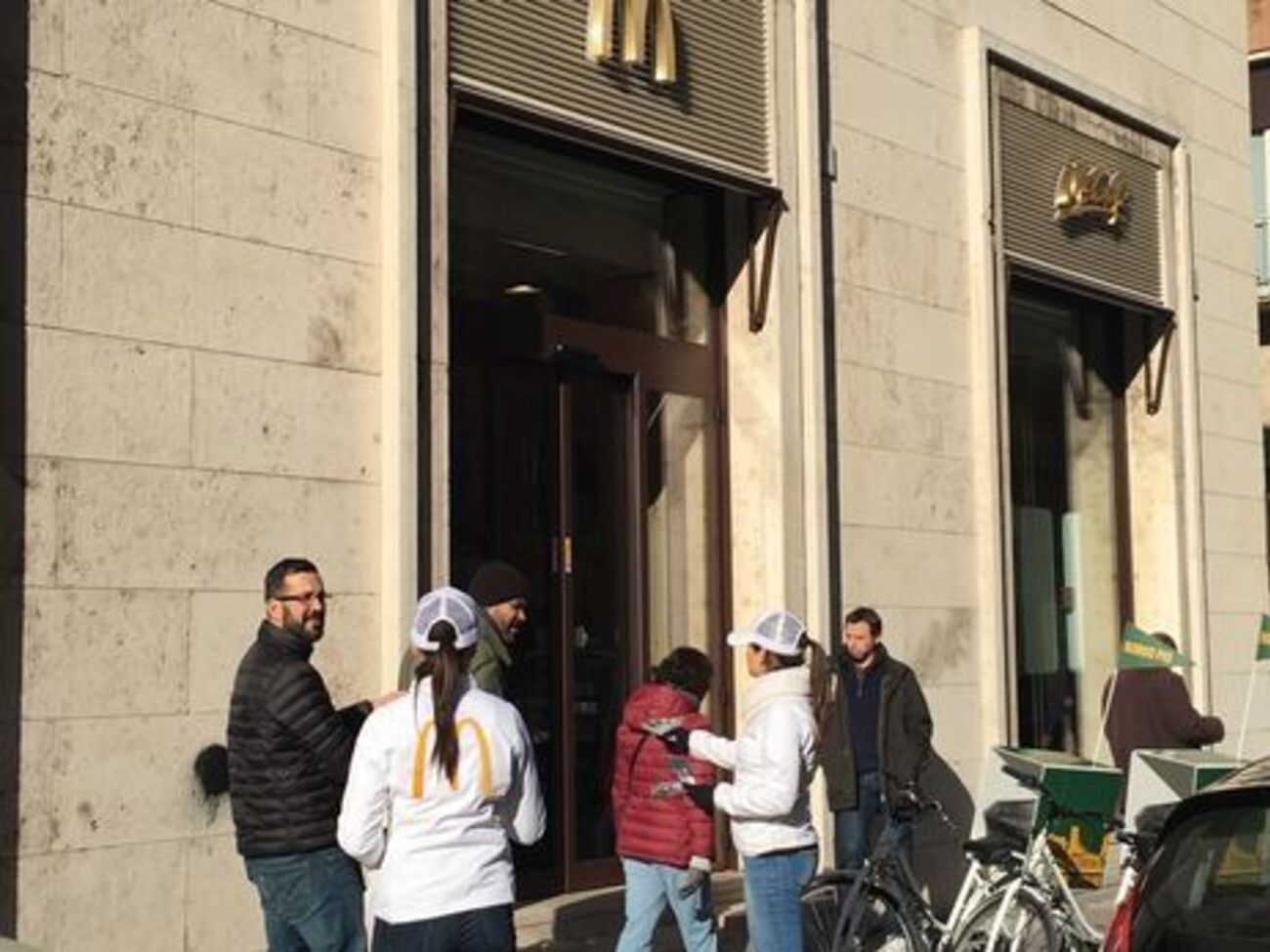 McDonald's&nbsp;у площади Cвятого Петра принял решение выдавать бездомным&nbsp;двойной чизбургер, нарезанное яблоко и бутылку воды